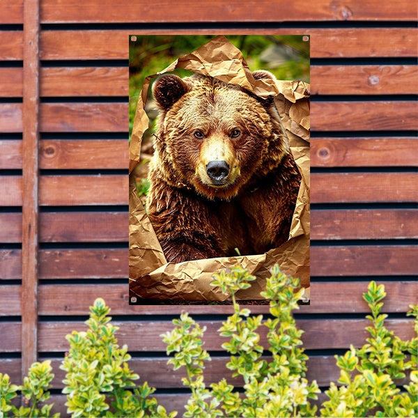 Bruine beer doorbreekt papier tuinposter