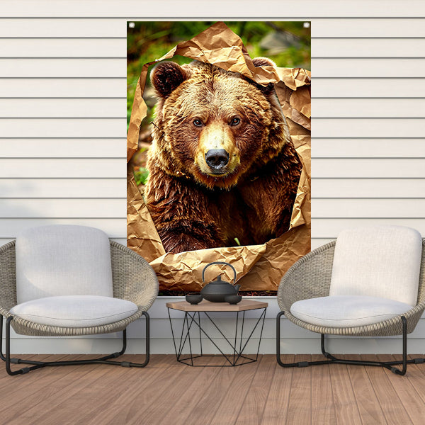 Bruine beer doorbreekt papier tuinposter