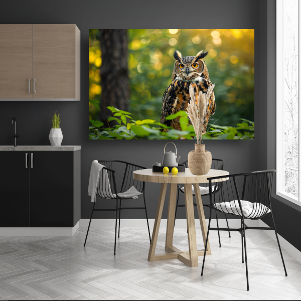 Wijze uil in het groene bos bij zonsondergang poster
