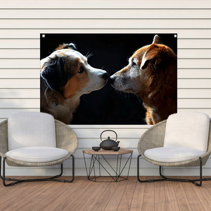 Twee honden in donkere omgeving kijken elkaar aan tuinposter