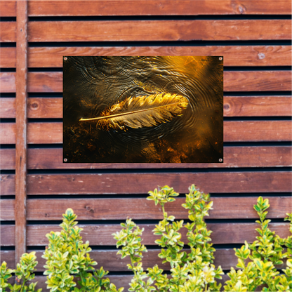 Gouden veer drijvend op een waterige zonsondergang tuinposter