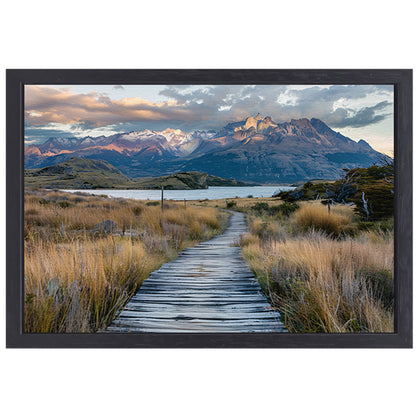 Prachtig Patagonisch landschap met houten pad canvas met baklijst