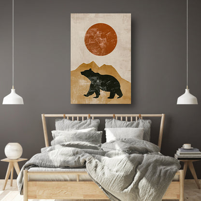 Minimalistische weergave van beer en bergen bij zonsondergang poster