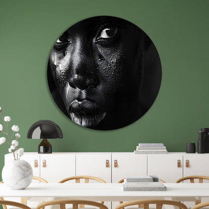 Intense zwart-wit portret met tranen aluminium muurcirkel