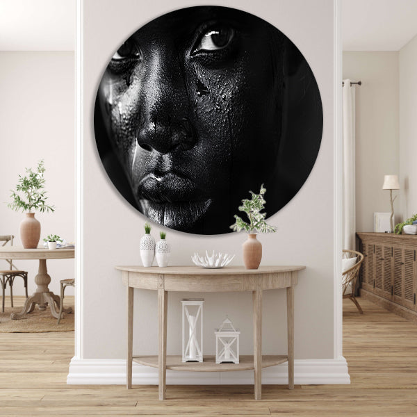 Intense zwart-wit portret met tranen aluminium muurcirkel