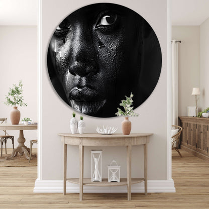 Intense zwart-wit portret met tranen aluminium muurcirkel