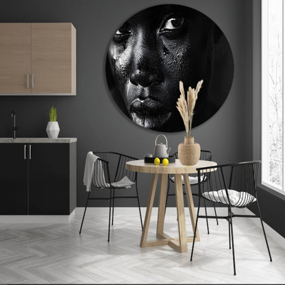 Intense zwart-wit portret met tranen aluminium muurcirkel