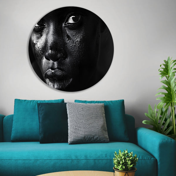 Intense zwart-wit portret met tranen aluminium muurcirkel