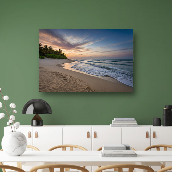 Prachtige zonsondergang aan rustig strand poster