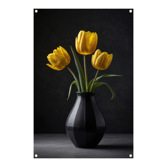 Gele tulpen in een elegante zwarte vaas tuinposter