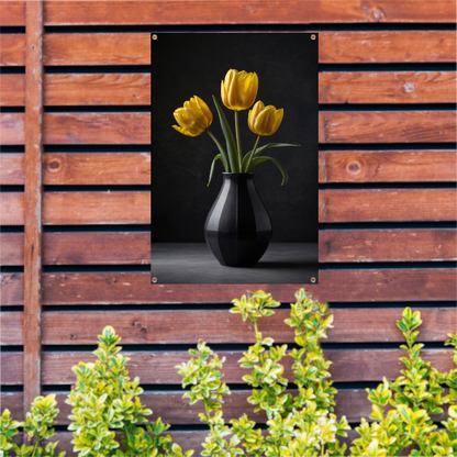 Gele tulpen in een elegante zwarte vaas tuinposter