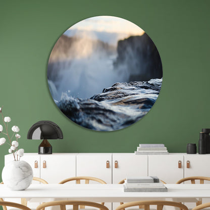 Waterval met nevelige achtergrond en rotsen aluminium muurcirkel