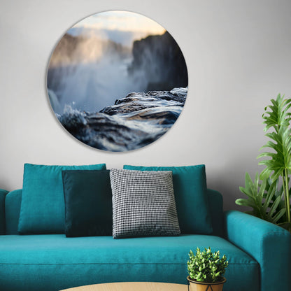 Waterval met nevelige achtergrond en rotsen aluminium muurcirkel