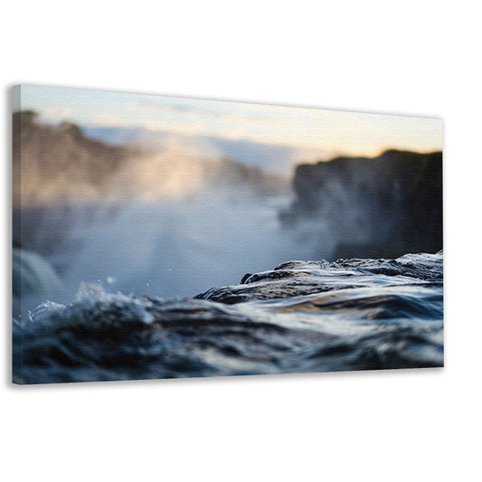 Waterval met nevelige achtergrond en rotsen canvas