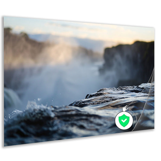 Waterval met nevelige achtergrond en rotsenposter