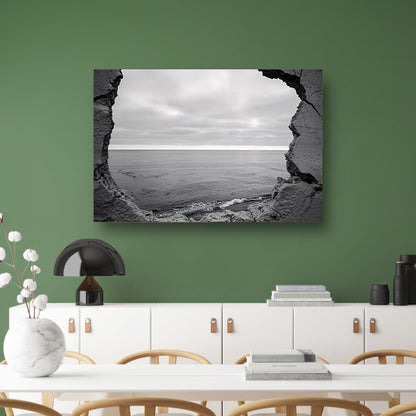 Horizon door een ruwe muuropening   poster