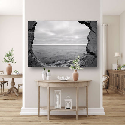 Horizon door een ruwe muuropening   poster