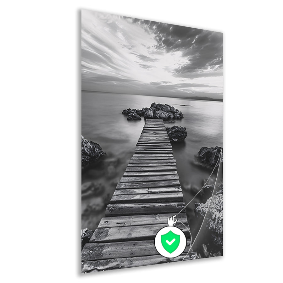 Houten steiger bij zee tijdens bewolkte zonsopkomst poster