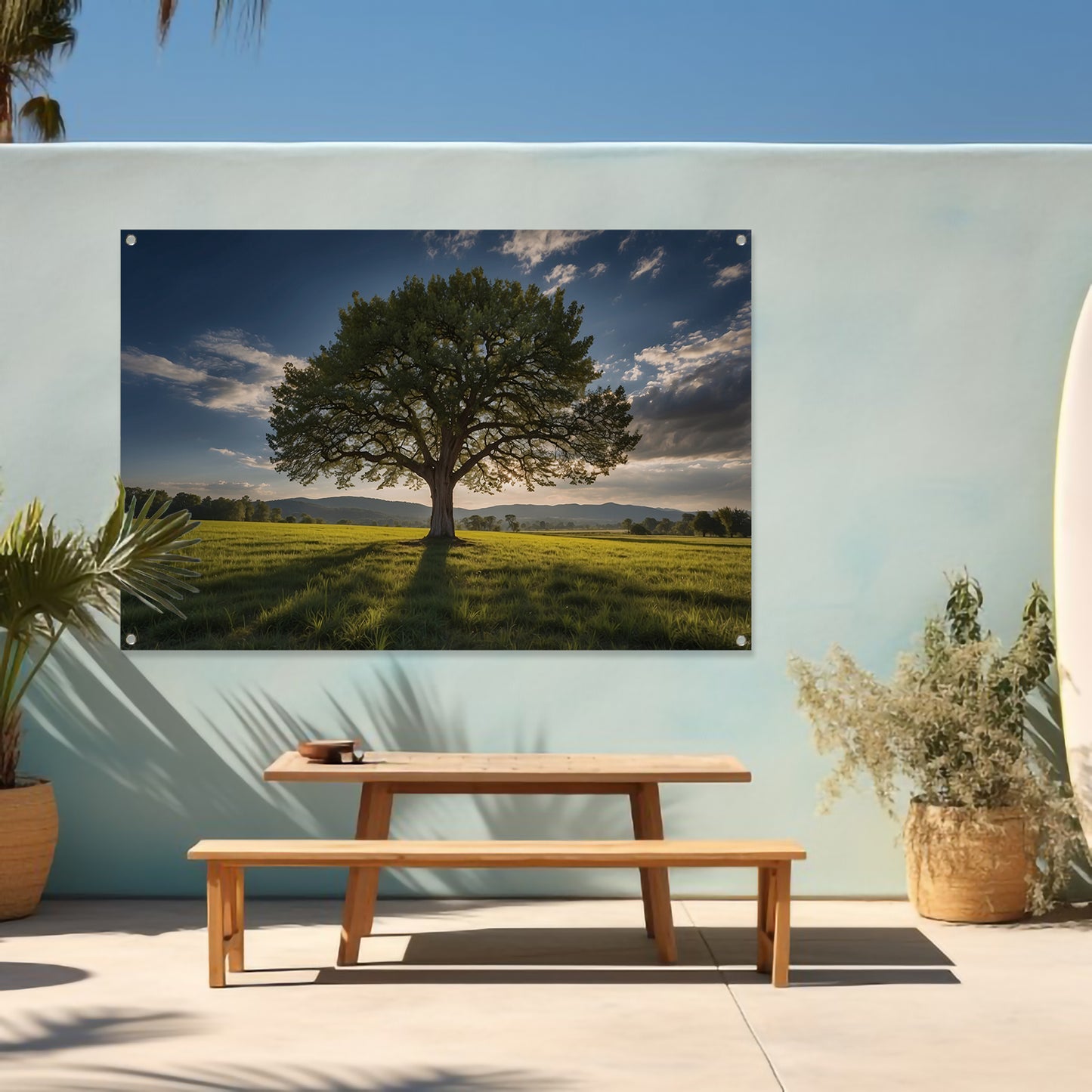 Majestueuze boom in uitgestrekt landschap tuinposter