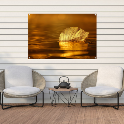 Gouden blad op kalme wateren bij zonsondergang tuinposter