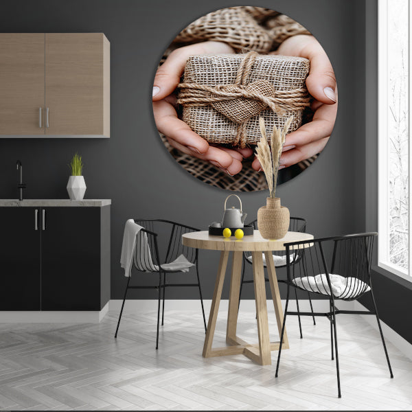 Rustiek ingepakt cadeau met hartaccent aluminium muurcirkel