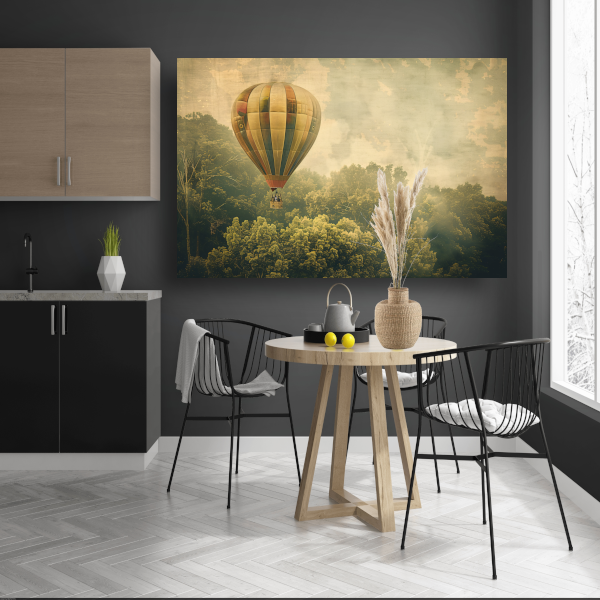 Luchtballon zweeft boven boslandschap canvas met baklijst