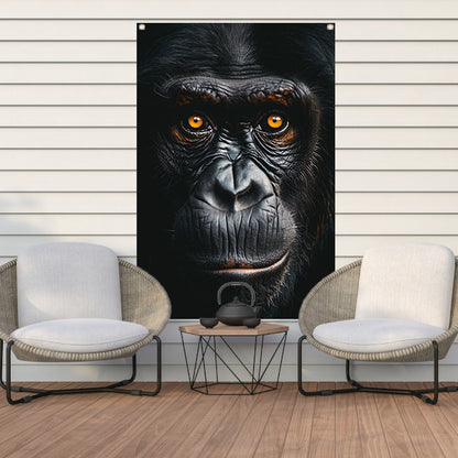Indringend portret van een aap met intense blik tuinposter