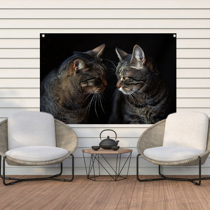 Twee katten in een donkere omgeving tuinposter
