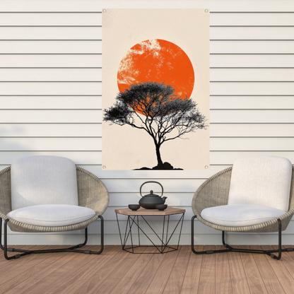 Boom silhouet tegen oranje zonsondergang achtergrond tuinposter