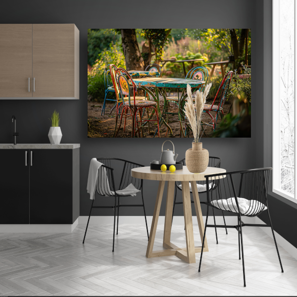 Moderne eetkamer met kleurrijke stoelen poster