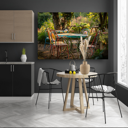 Moderne eetkamer met kleurrijke stoelen poster