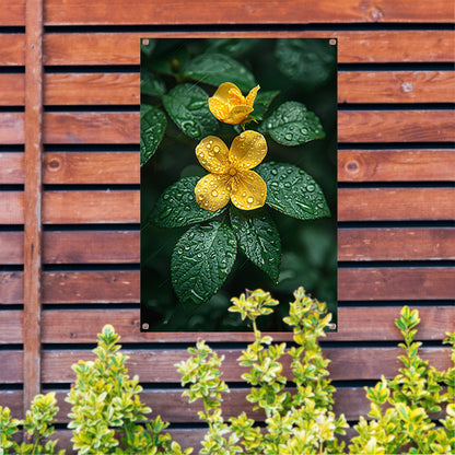 Gele bloem met dauwdruppels na de regen tuinposter