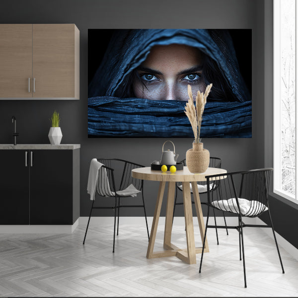 Mysterieuze Vrouw in Textielomhulsel canvas