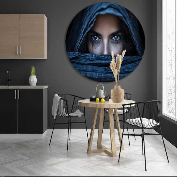 Mysterieuze Vrouw in Textielomhulsel aluminium muurcirkel