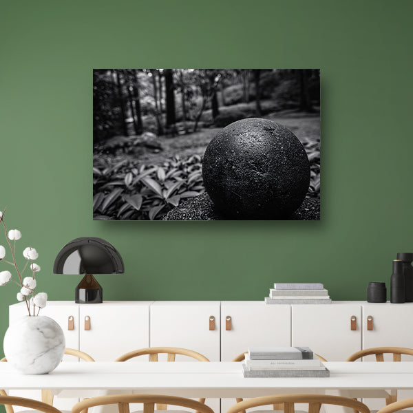Zwarte bol in een wazig boslandschap canvas