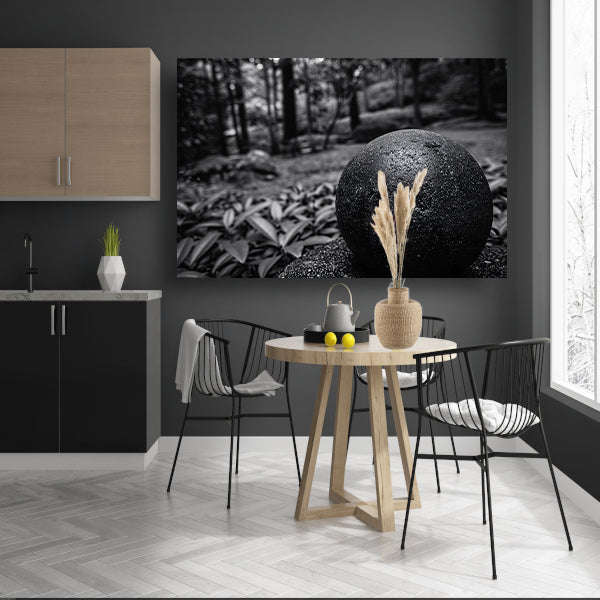 Zwarte bol in een wazig boslandschap canvas