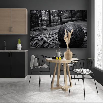 Zwarte bol in een wazig boslandschap canvas