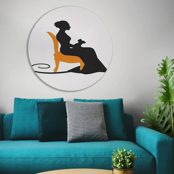 Silhouet van vrouw met muis op stoel aluminium muurcirkel