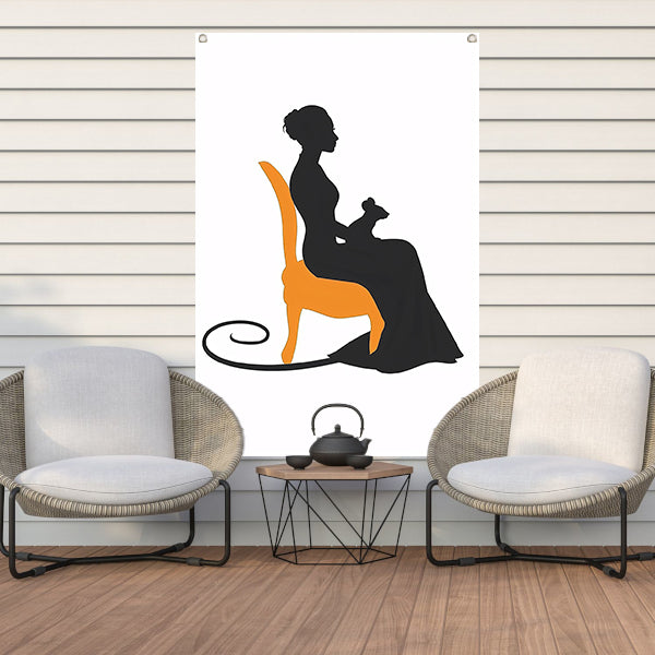 Silhouet van vrouw met muis op stoel tuinposter