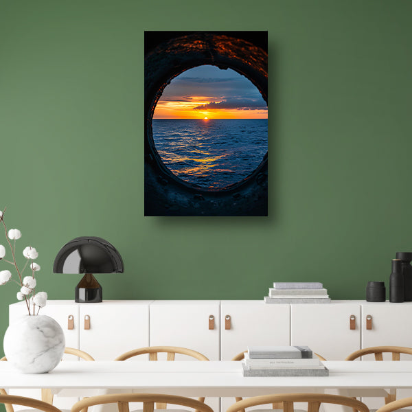 Zeezicht bij zonsondergang door patrijspoort acrylglas