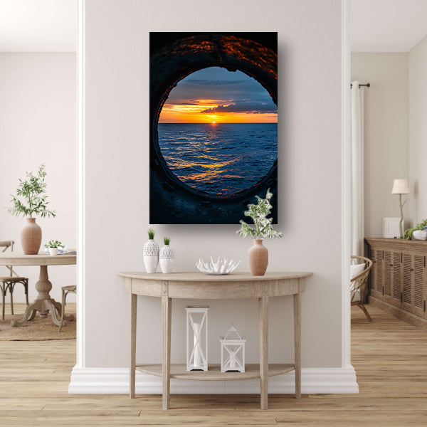 Zeezicht bij zonsondergang door patrijspoort acrylglas