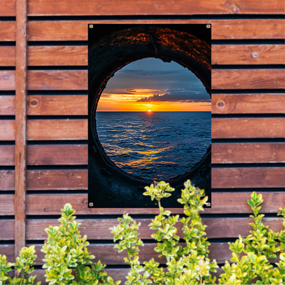 Zeezicht bij zonsondergang door patrijspoort tuinposter