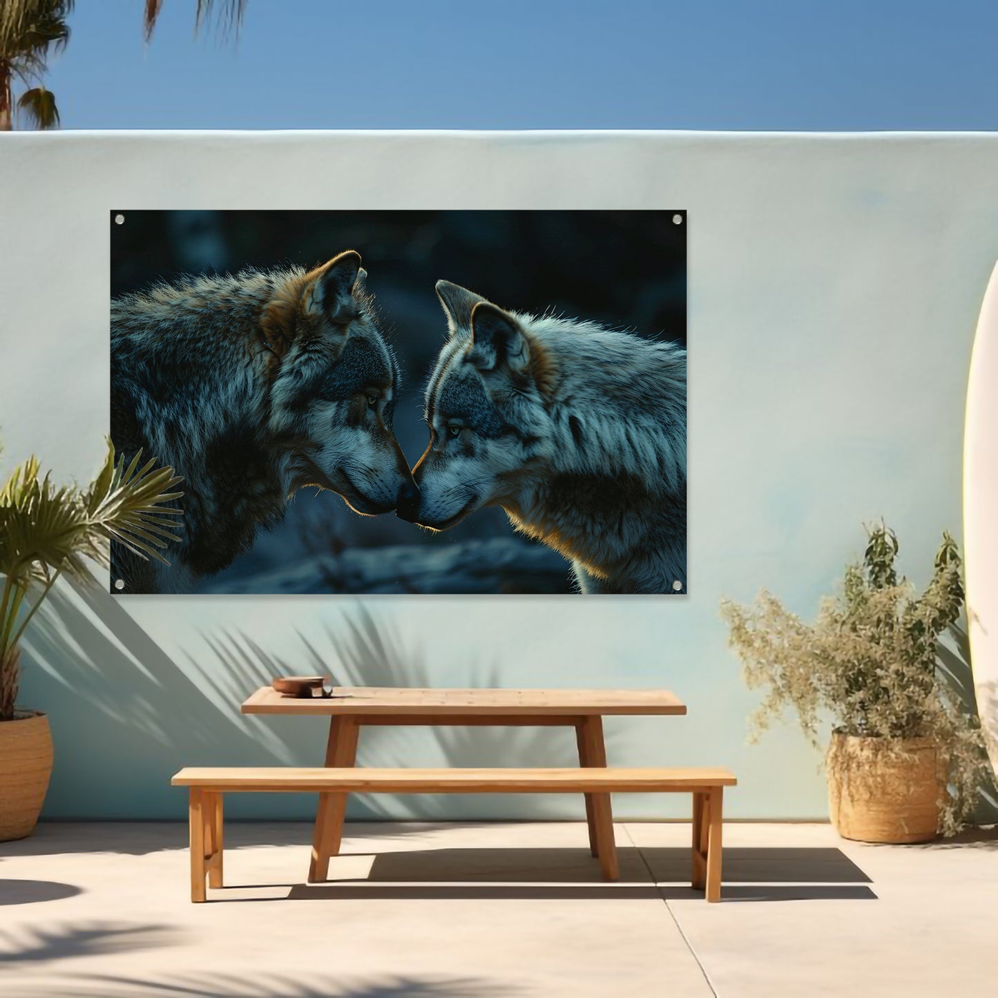 Twee wolven in donkere omgeving tuinposter