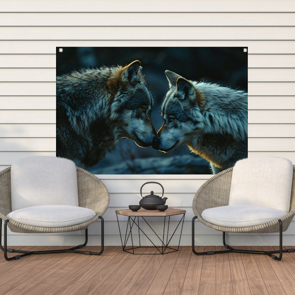 Twee wolven in donkere omgeving tuinposter