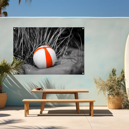 Minimalistische strandbal op het zand tuinposter