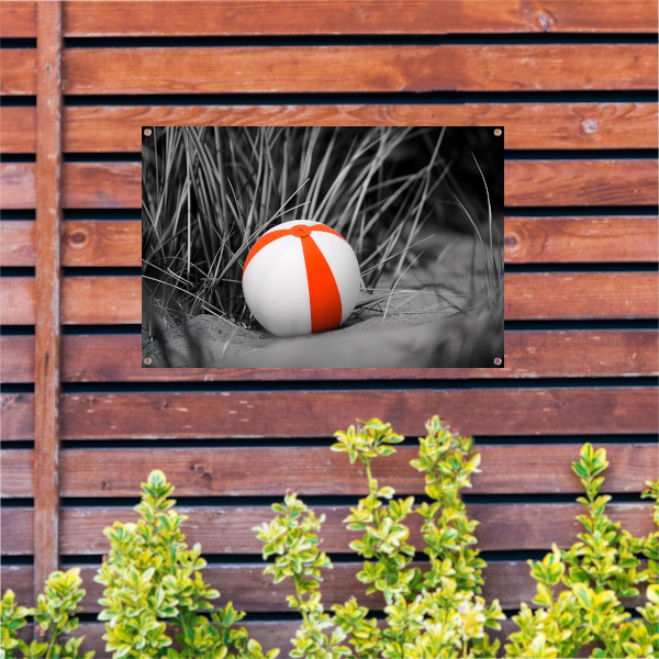 Minimalistische strandbal op het zand tuinposter
