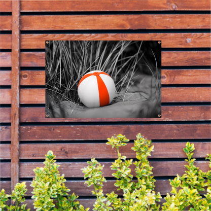 Minimalistische strandbal op het zand tuinposter