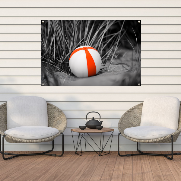 Minimalistische strandbal op het zand tuinposter