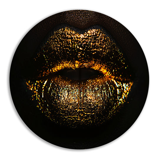 Glanzende gouden en zwarte lippen close-up aluminium muurcirkel