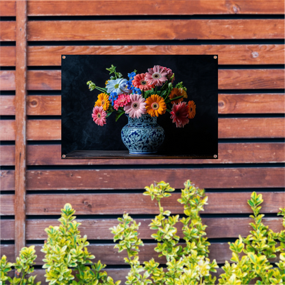 Elegant bloemenboeket in blauw-witte keramische vaas tuinposter
